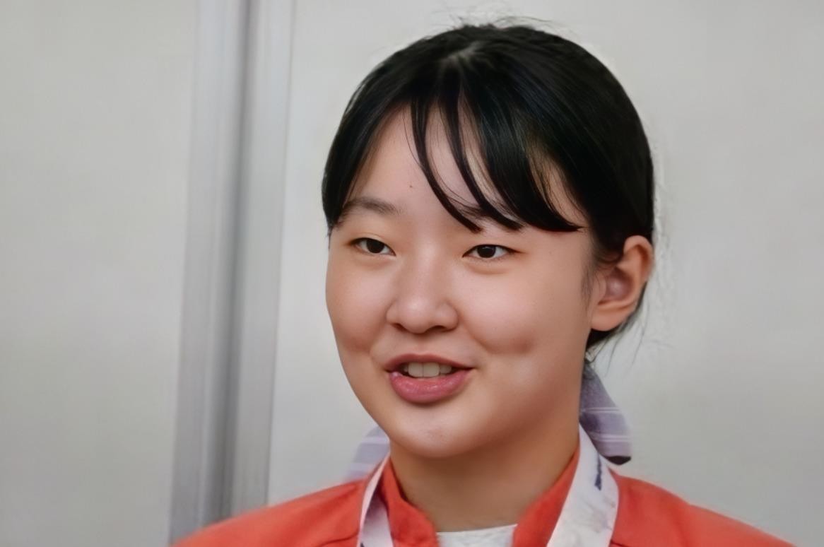 张本美和听懂中文却用日语答完亚运混采，这件事比输赢还耐人寻味。记者问心中最佳球员，提问温和没挖坑，她