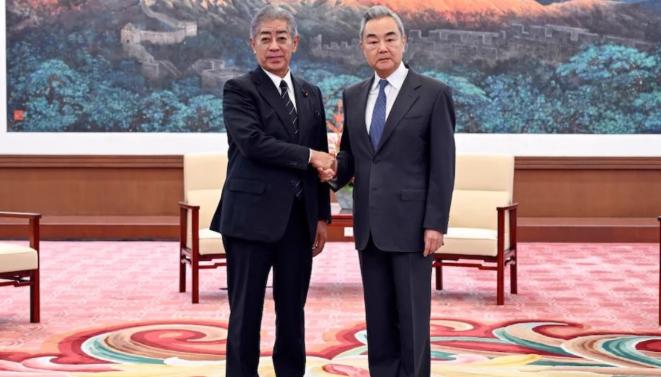 日本想换个方式认错，被王毅外长当面拒了，高市早苗惹的火就得自己来灭。日本前外相岩
