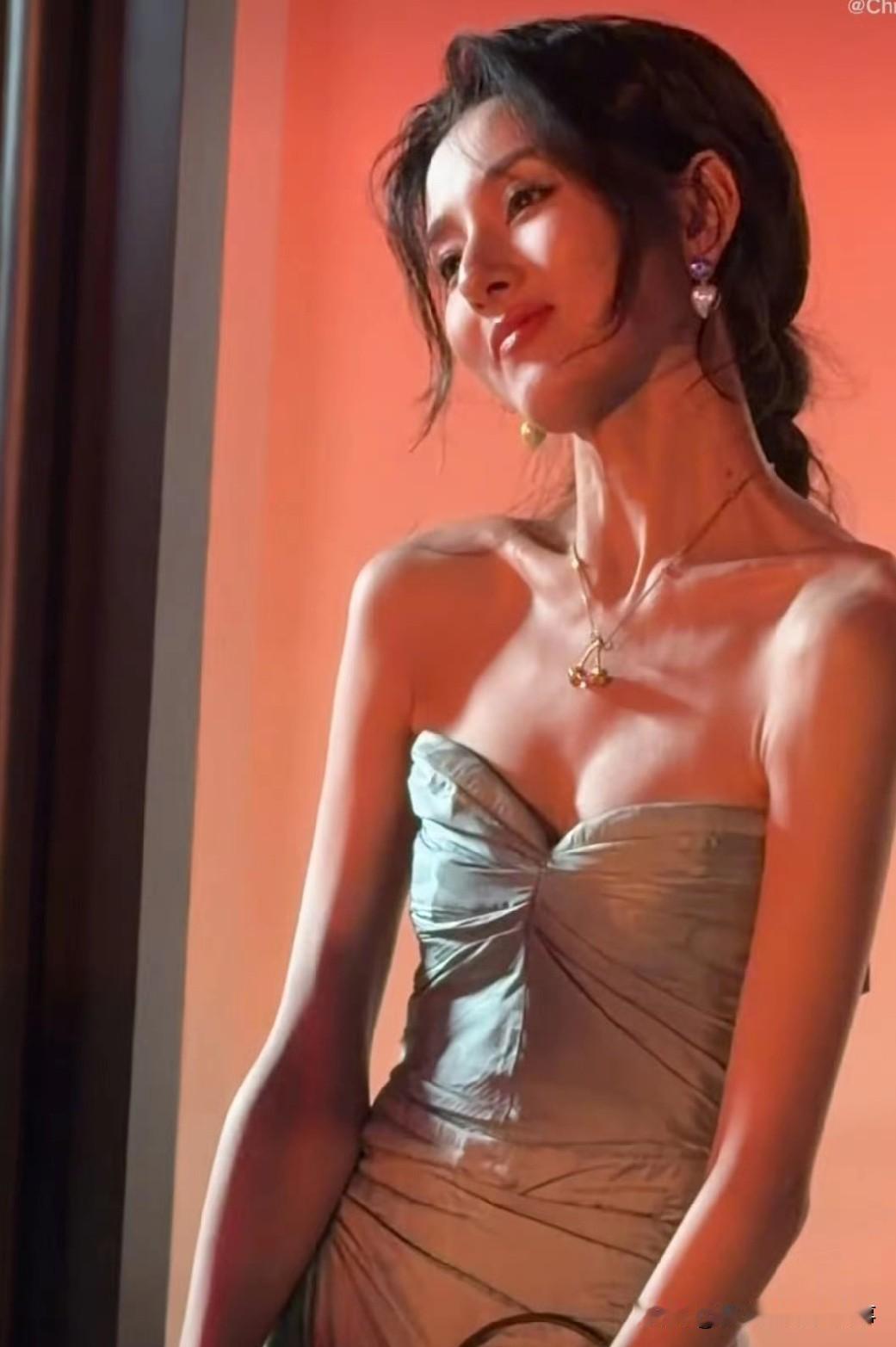 宋祖儿活动近照身形消瘦成焦点！她本是肉肉脸，瘦得夸张脸上仍有肉，可整体太瘦，不