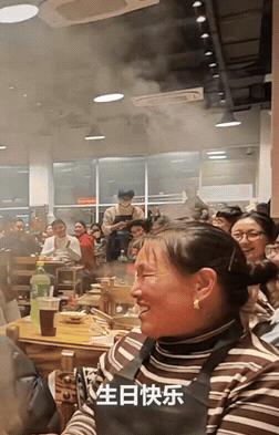 “上人民日报了！”江苏南通，一男子带妈妈到火锅店过生日，吃着吃着，男子突然站起来