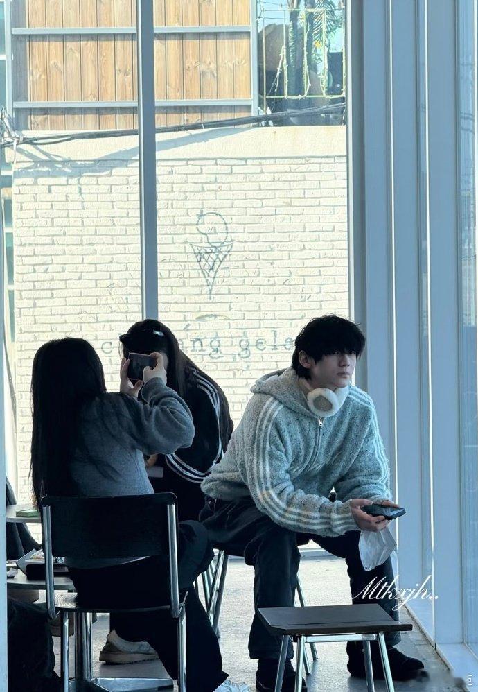 韩国偶遇赖伟明首尔街头的韩系靓仔！被网友偶遇，毛绒耳罩+羊羔绒外套的搭配软