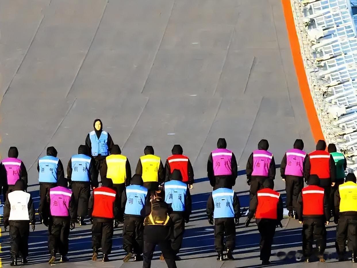 福建舰彩虹人工作服暗藏玄机，既是工作服也是护身符2025年11月5日，福建