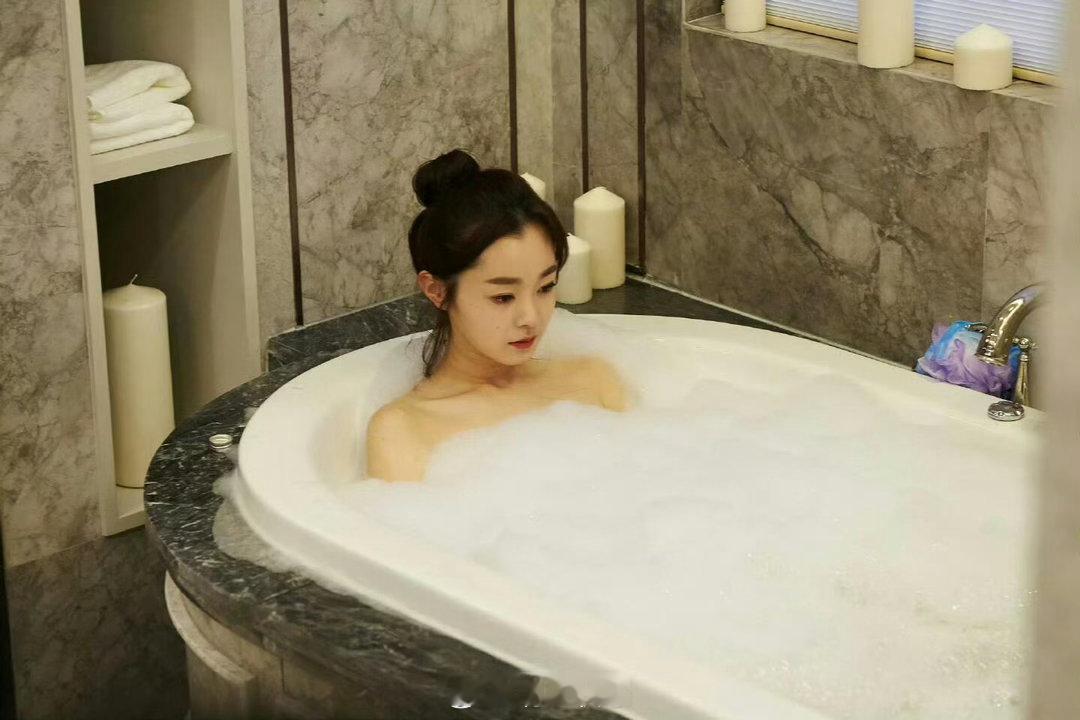 羡慕小黄鸭能和宋轶一起泡澡😍😍😍
