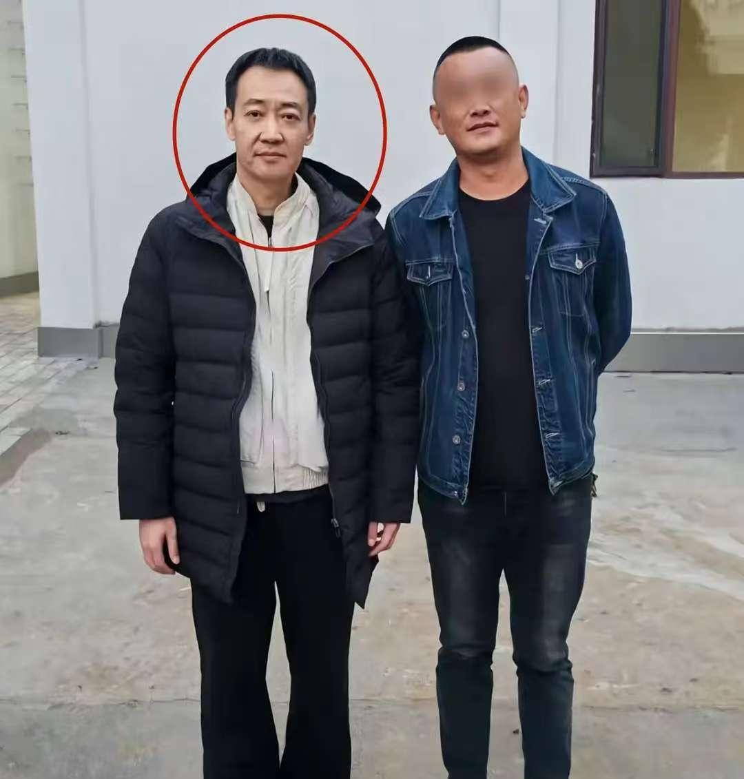 辛柏青现在的状态太不对劲了，有人说，他半个月被拍到和现在友人晒出的照片中穿了同样