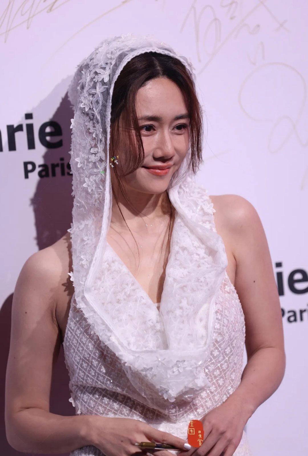 我觉得美人陈芸头戴白纱太土了不太洋气