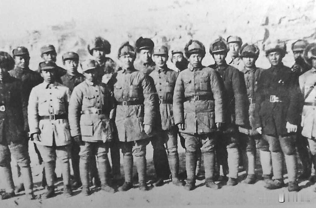 1938年，一支2300人的八路军精锐秘密北上大青山，参谋长却在酷暑天让每人穿上