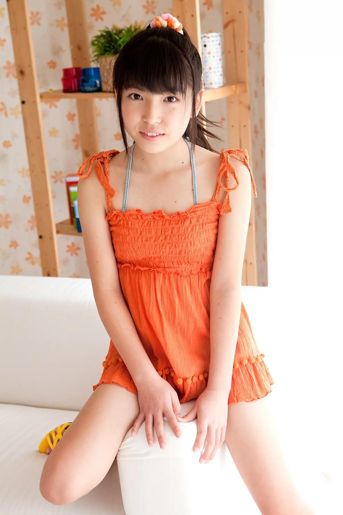 夏日午后，阳光透过窗户洒进房间，一个清新少女宛如从童话中走来。她身着一条橙色