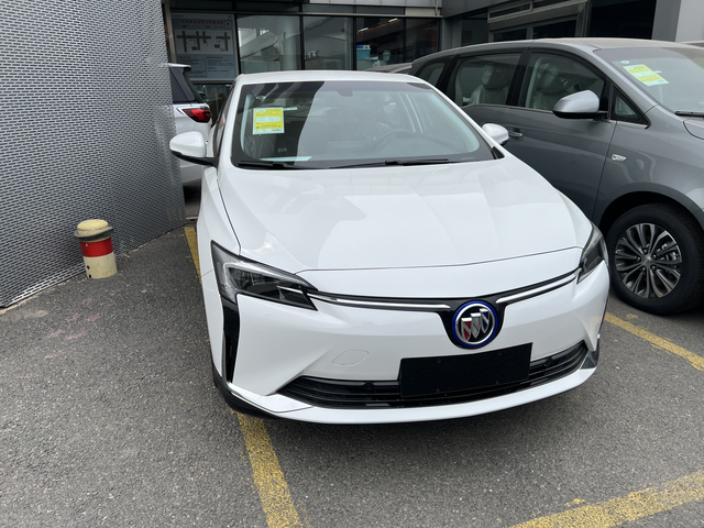 别克4儿子店很嚣张你不买有的是人买正好附近有一个别克店，之前了解过微蓝6和威朗