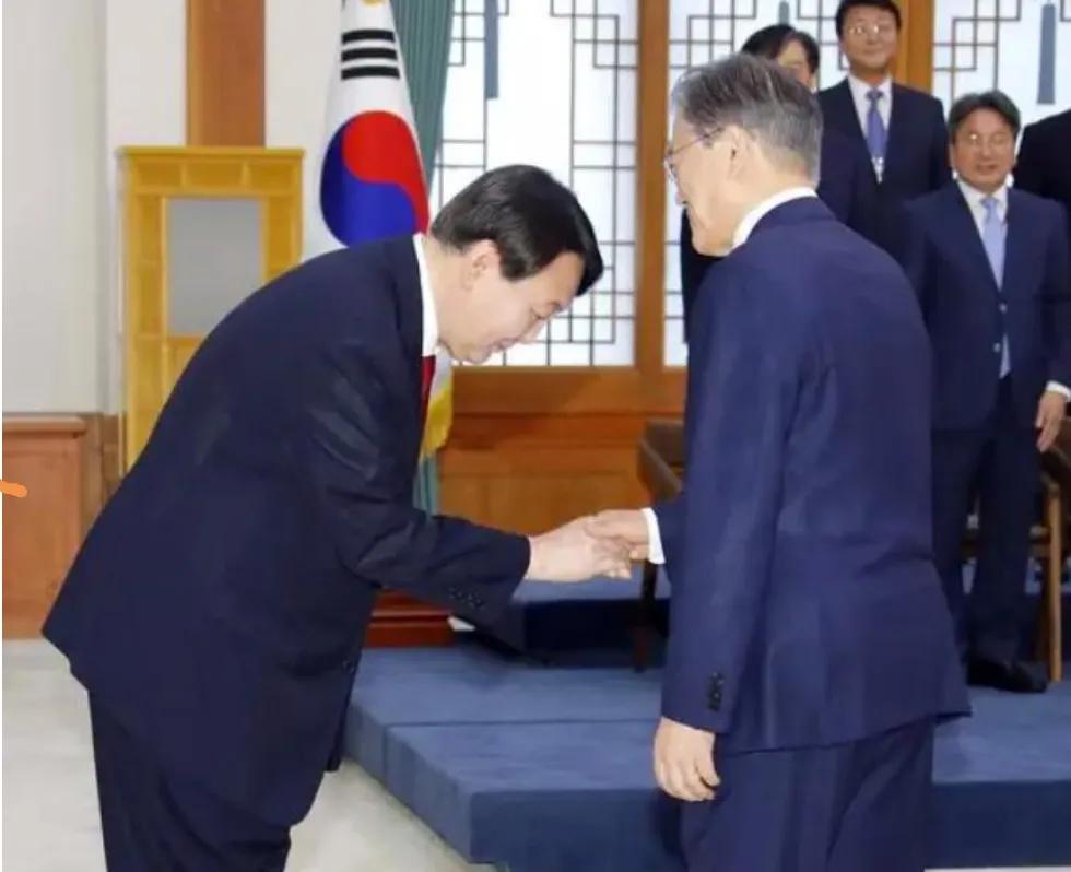 9月9日是文在寅涉嫌受贿罪开庭日一审法院：首尔中央地方法院。握手的两人在同一