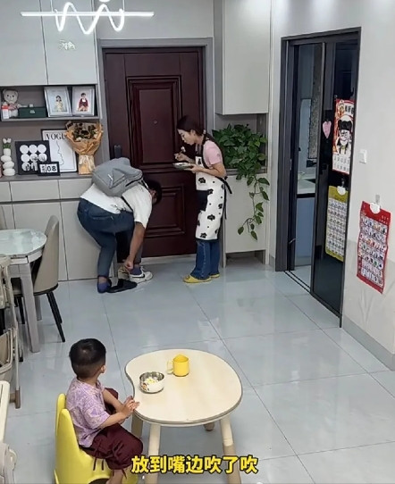 贤妻良母！6月19日，安徽一男子早上上班着急来不及吃饭，妻子连忙从厨房端出刚煮好