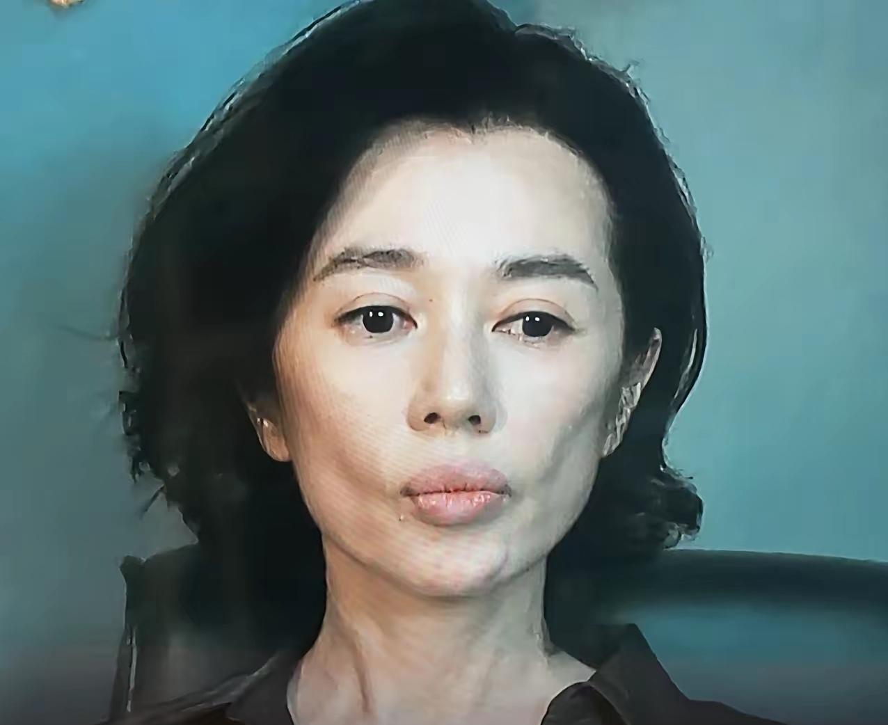 这几天，网上有很多贬低余男的文章，都在贬义余男的样貌和那张嘴唇。其实，又何必呢？