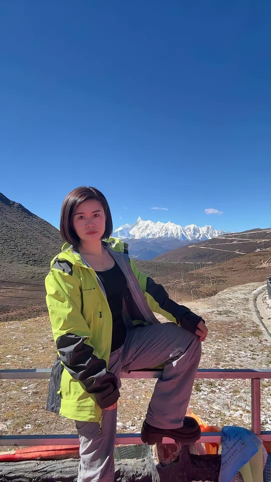 高天流云美得让人惊叹。白云一会儿像白衣飘飘，一会儿又似堆堆白雪，变幻无穷。在这样