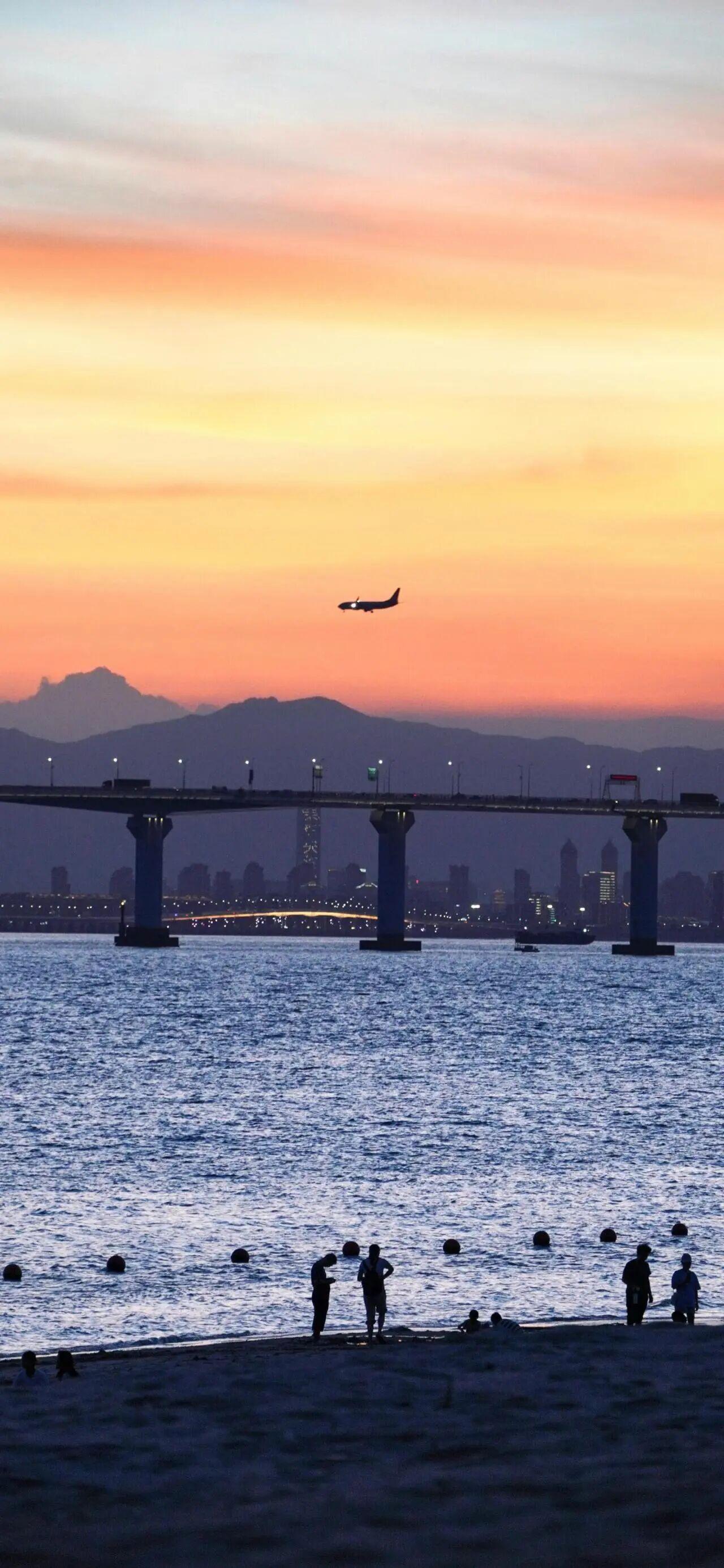 我跟我老板好上了，老板觉得我业绩好，送我一辆车和一套房。我老公平时送外卖，也