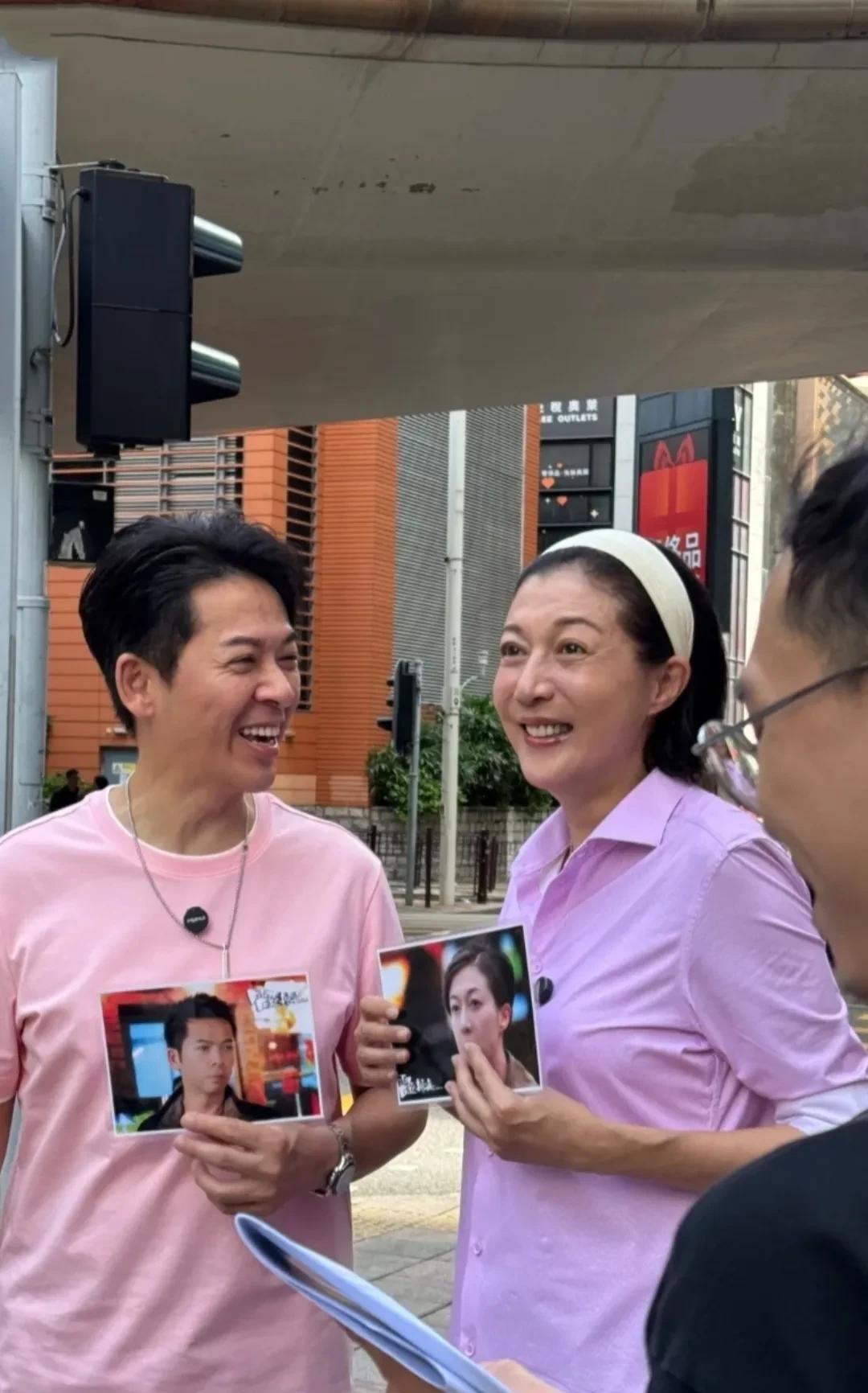港星吴绮莉郭政鸿现身海港城做节目。60岁的郭政鸿一头浓密的黑发好抢眼，脸上也没