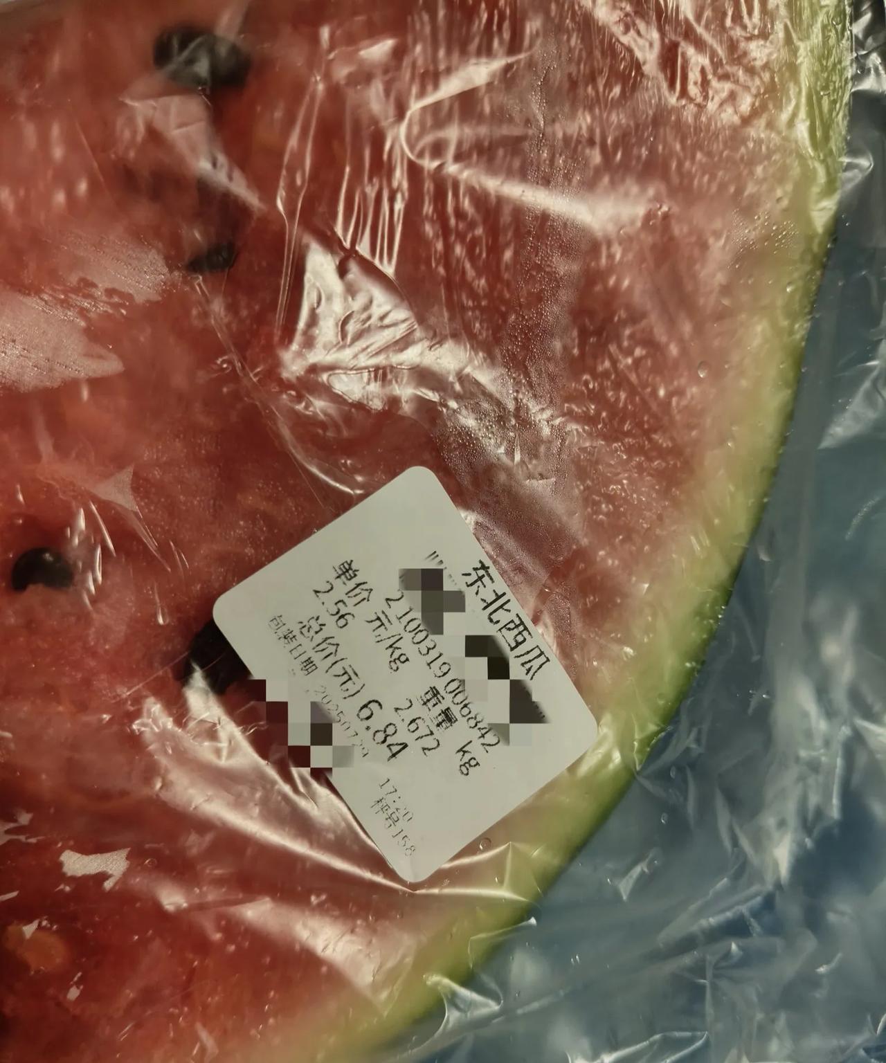 西瓜商贩们是真的团结，今年在超市里真的很少看见宁夏西瓜了，都是又大又圆的东北大西