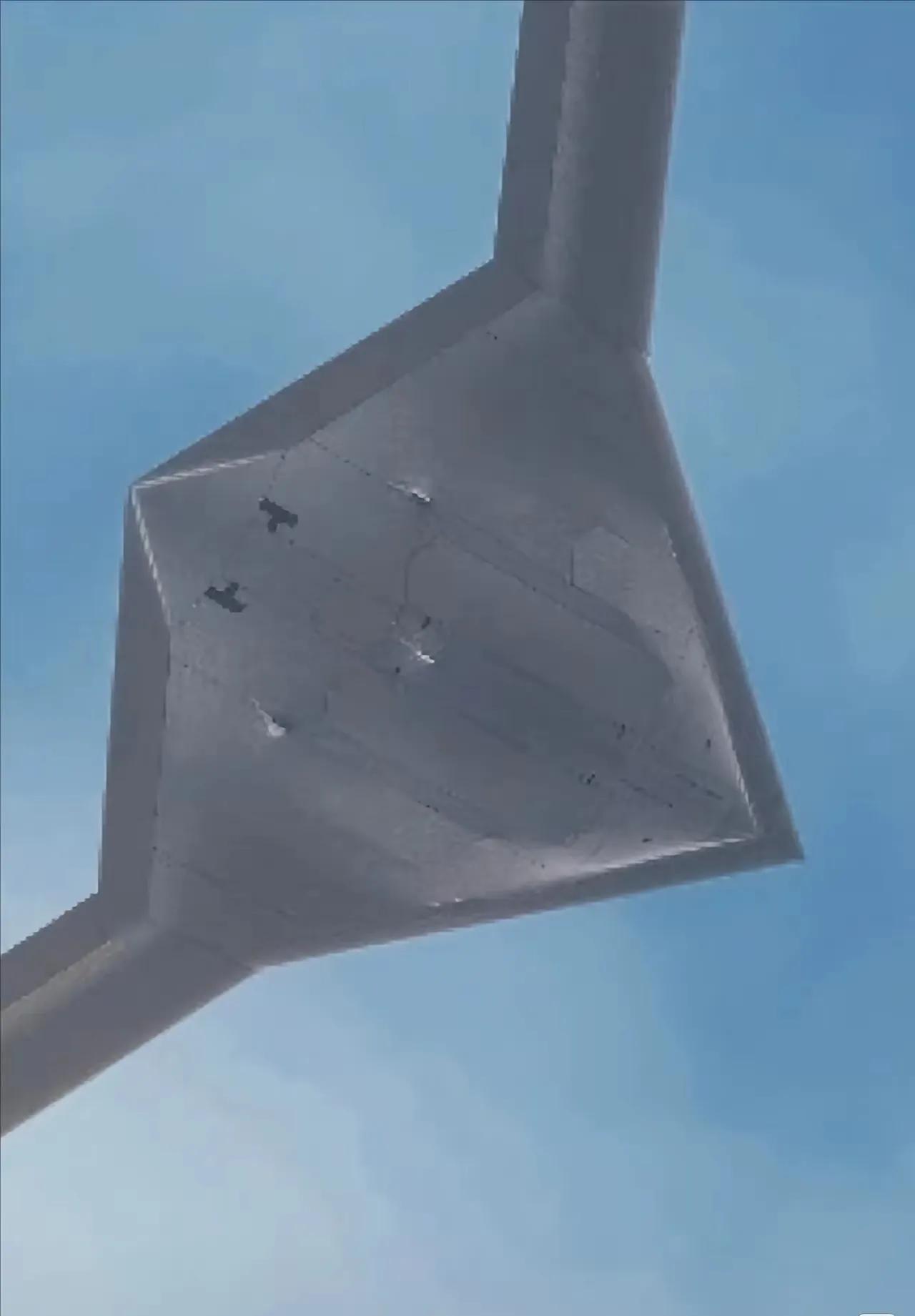 美:阿中你家这个大家伙是啥中:我家无人机呗美:这无人机尺寸太大了吧中:大