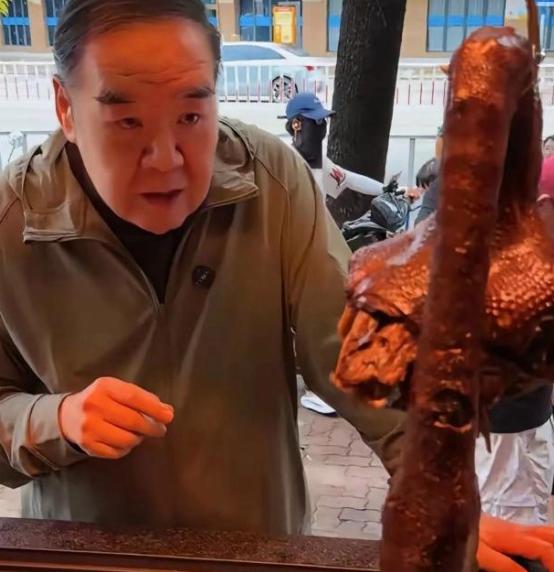 75岁的郑则仕到潮汕探店吃卤味，在卤鹅档口十分爽快：“我要3个鹅头。”老板报价：