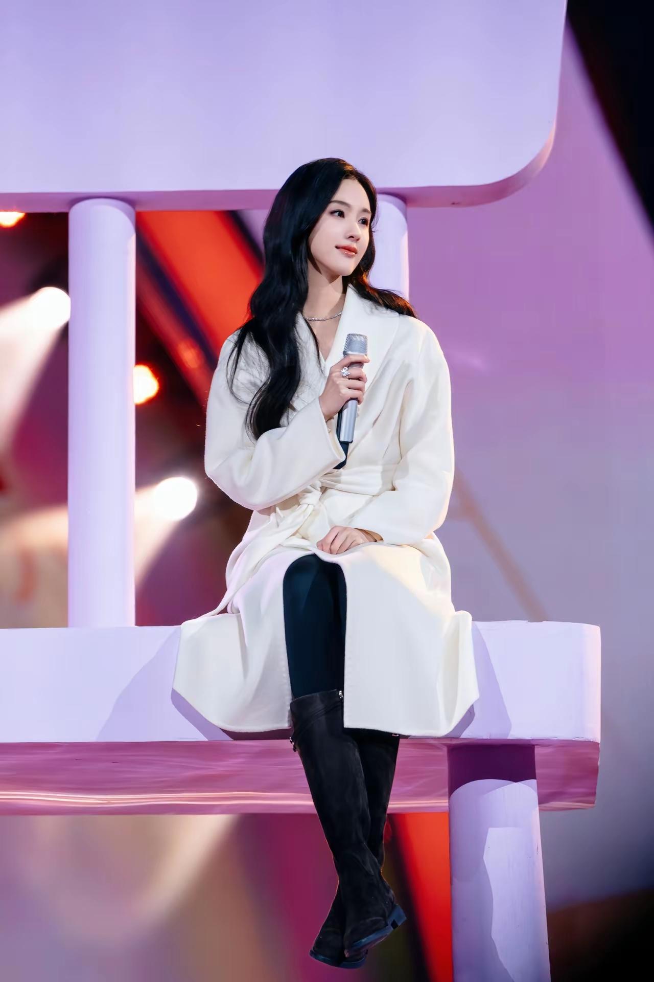 陈都灵穿大衣上央视，坐在好大一个“凳子”，甚至目测两米高，还有点危险[石