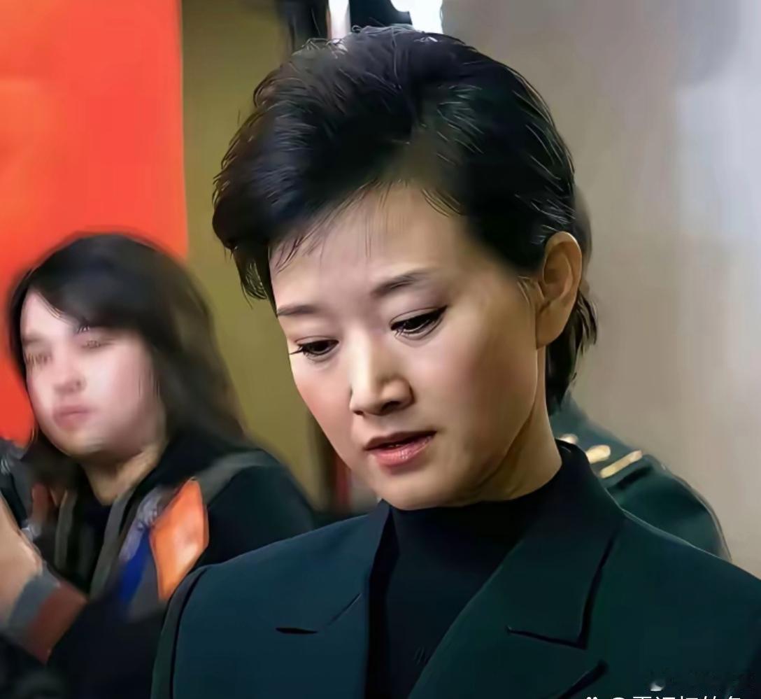 宋祖英年轻的时候真的太好看了，自带温婉大气的气质，颜值和气场都让人眼前一亮。