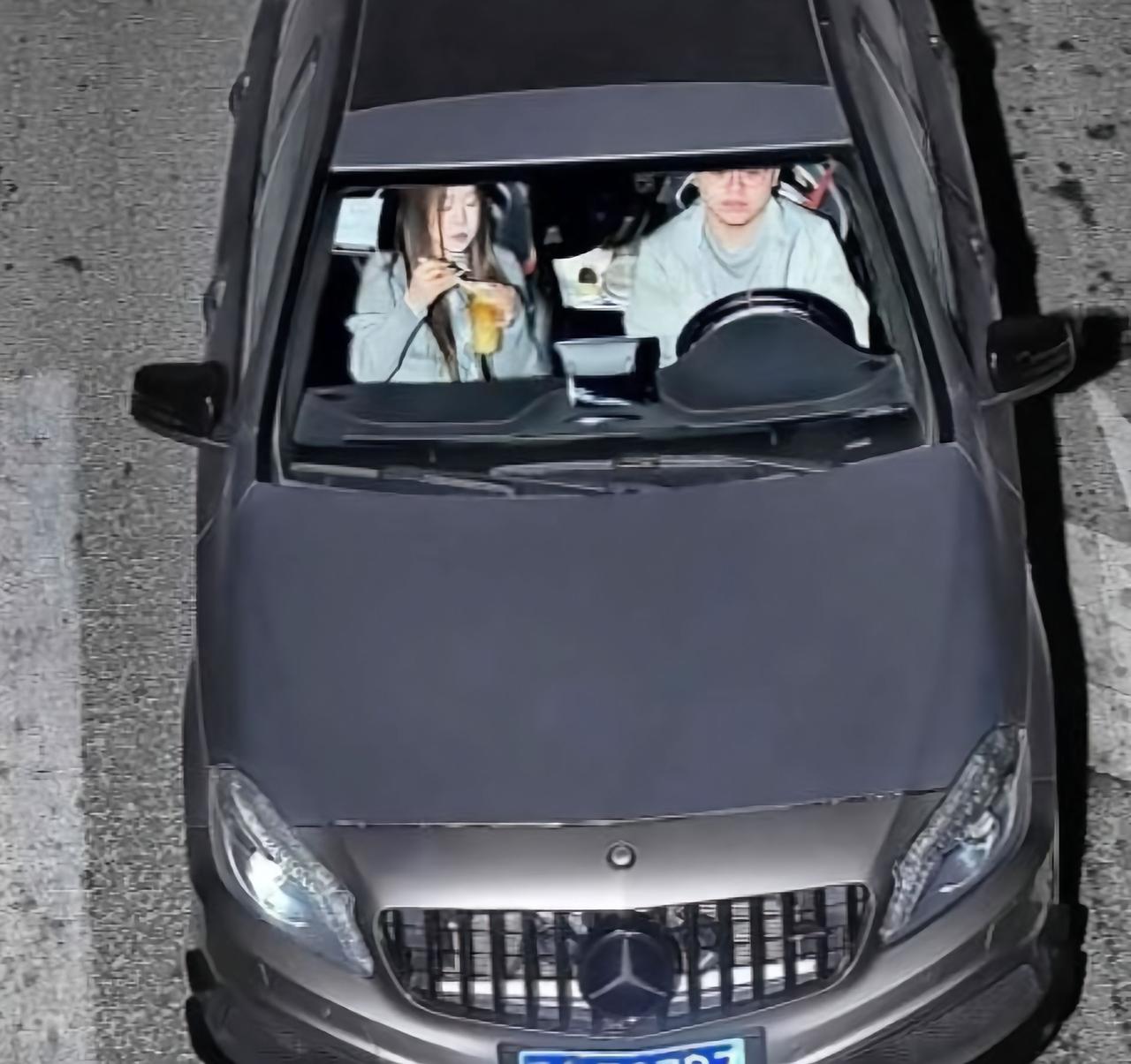 交通抓拍拍得太高清了！奔驰车内细节一览无余看到这张交通抓拍图直接惊了，清晰度高