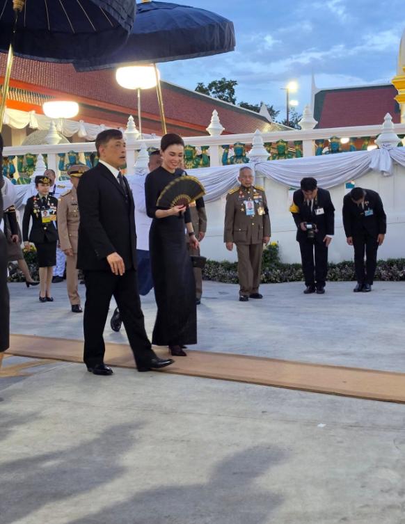 泰王夫妇合体亮相，国王陛下走在红毯外，苏提达走在了红毯上！5月16日，哇集拉隆功