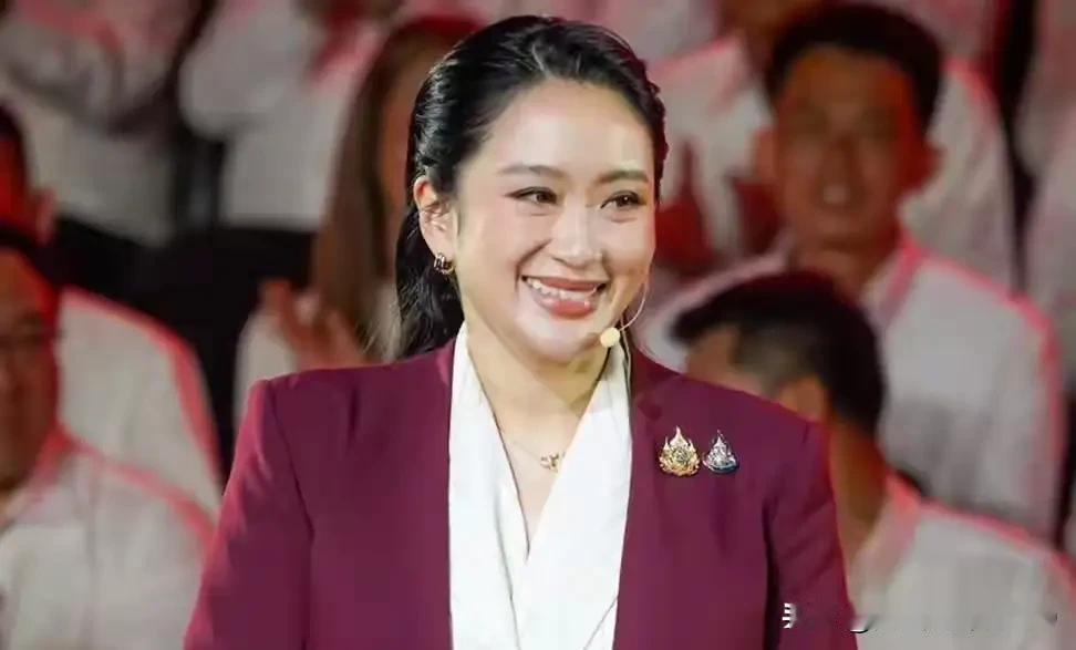 万万没想到，佩通坦·钦那瓦担任泰国总理共计约12个月零13天，可是她的资