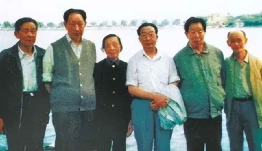1944年，地下党员周迪道被叛徒出卖，落入日本人手中，他转头一想，竟然向日本人投