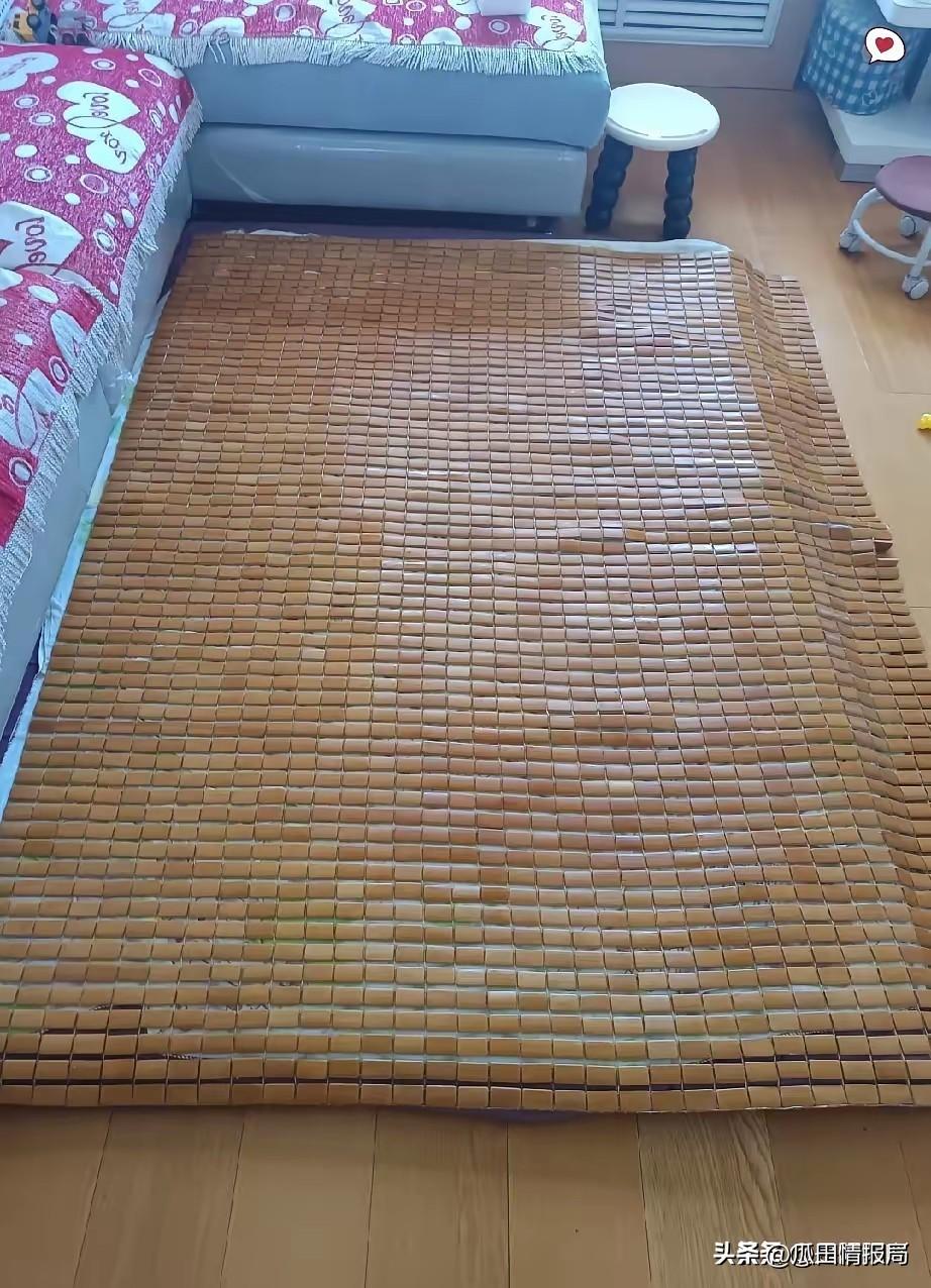 我跟你们说，昨儿我在楼下垃圾桶边上，捡了张凉席！看着还挺好的，我就给抱回家了。先