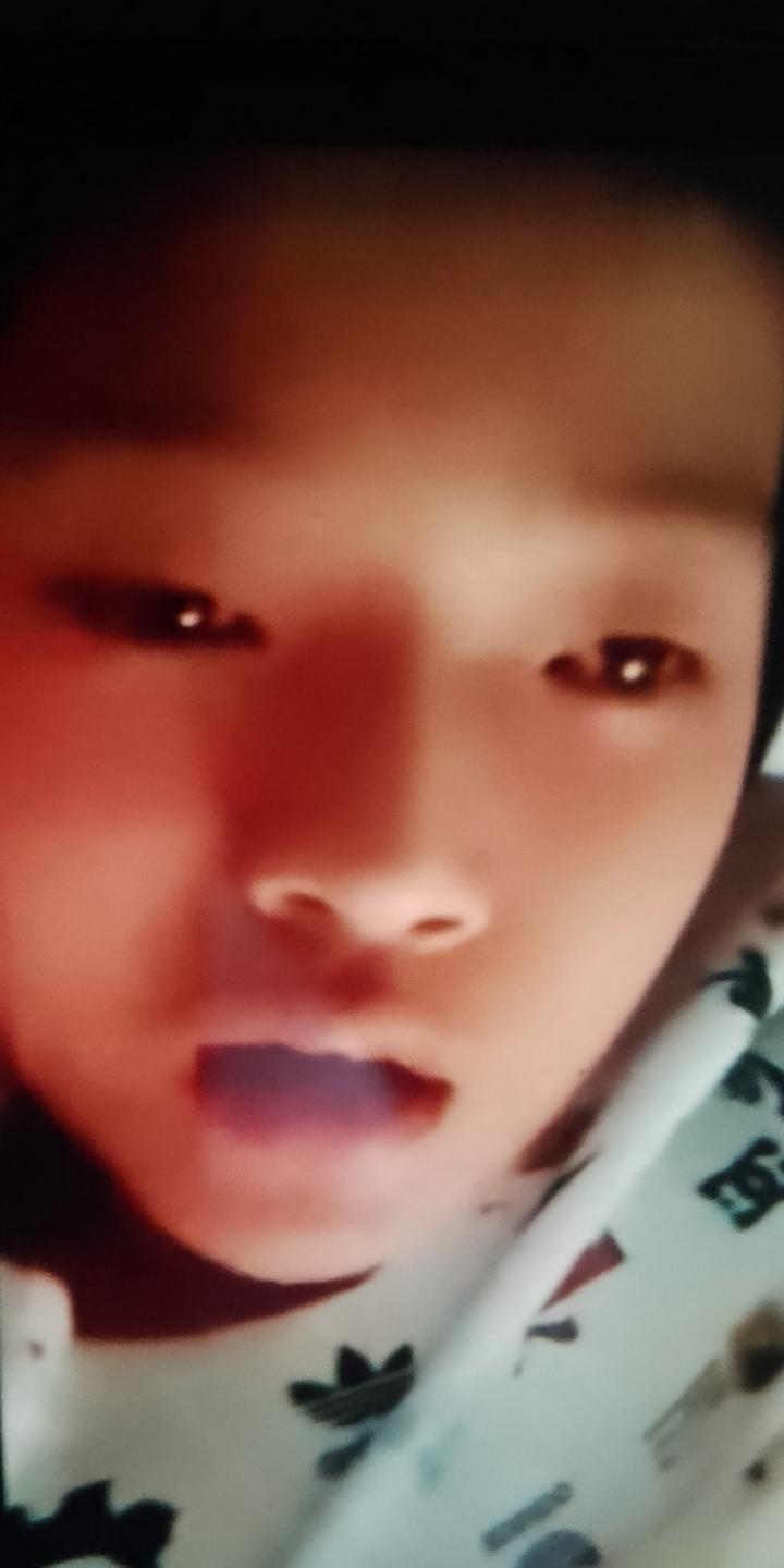 泪奔，十三岁的儿子病危，把父亲叫到身边，用颤抖的话给父亲最后提出个要求说：爸爸，