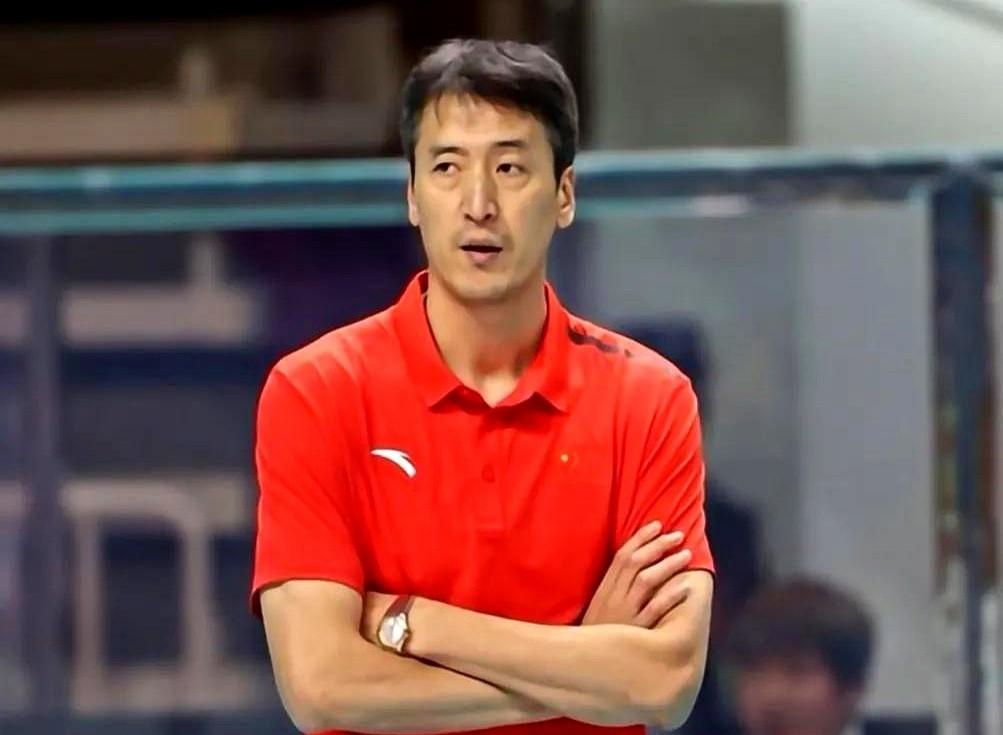 江苏女排主教练施海荣，人送外号“施木头”，这个外号跟他的执教风格一样，透着股不撞