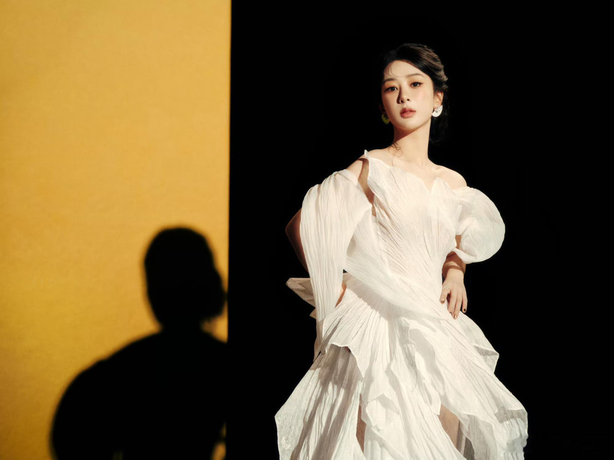 杨紫白鹿工作室出图救命！今天是什么双姝美颜暴击日！杨紫的灵动、白鹿的飒气全被工