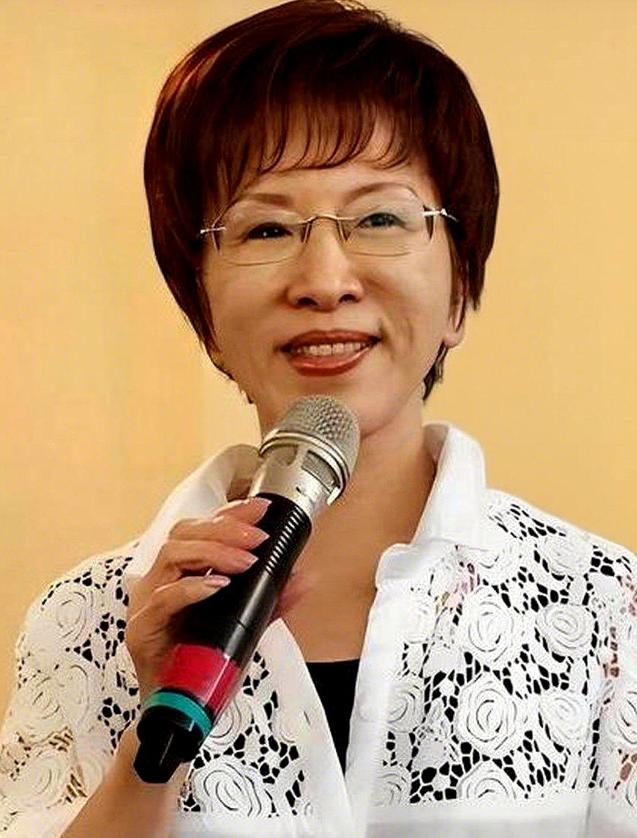 记者会现场，郑丽文一句“要查洪秀柱，就先翻绿营旧账”像块烫手山芋，砸得满