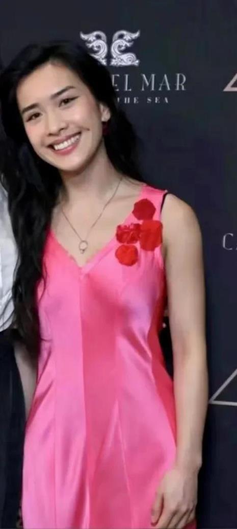 著名演员陈冲的女儿晒自己身穿18年前妈妈的粉色长裙照，陈冲女儿进入演艺圈多年，出