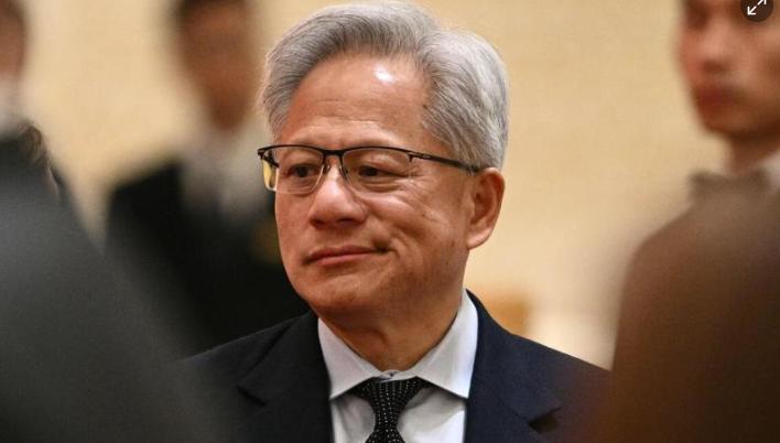 黄仁勋随同美国总统特朗普访华。看看记者拍照的图的右侧的脸，是不是需要赶紧找个中医