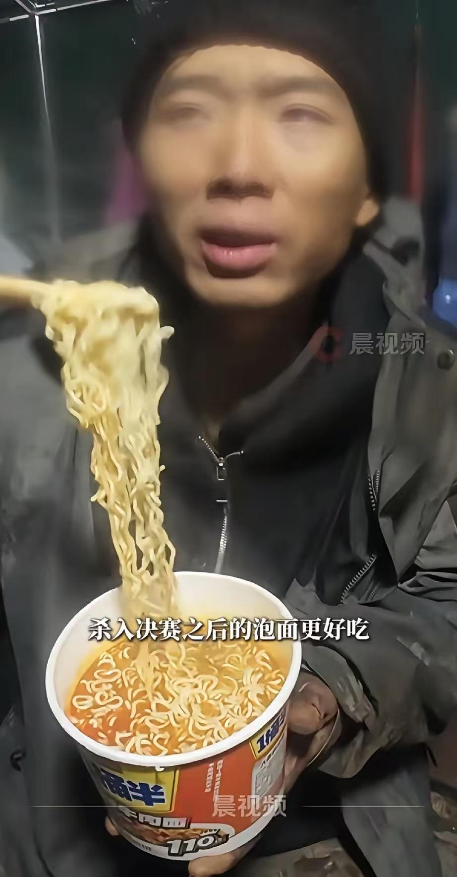 荒野求生中那些退赛的选手，为什么退赛的第一餐都选择了泡面？盲猜长时间饥饿肠胃功能