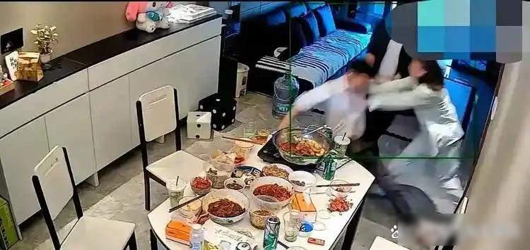 五一假期的时候，浙江的王女士家里装的监控，拍下了特别崩溃的一幕。那天她丈夫带