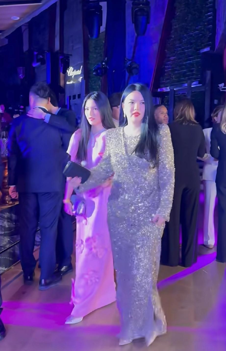 看来李湘也是有看网上对她身材评价的，最近在哈尔滨肖邦活动现场亮相，看着瘦了很多，