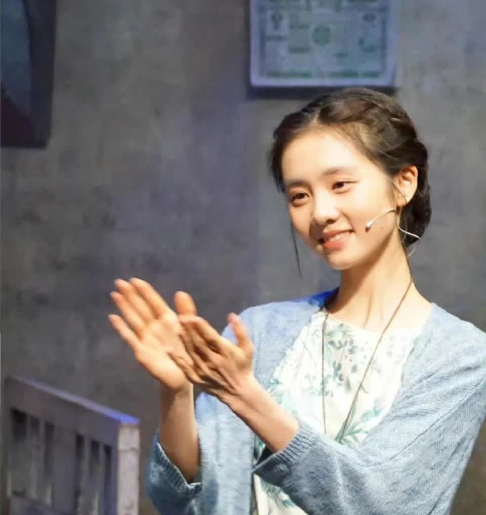 黄多多确实长得好，完全继承了妈妈的形象，有一种人淡如菊的气质，这是特别的，作为星