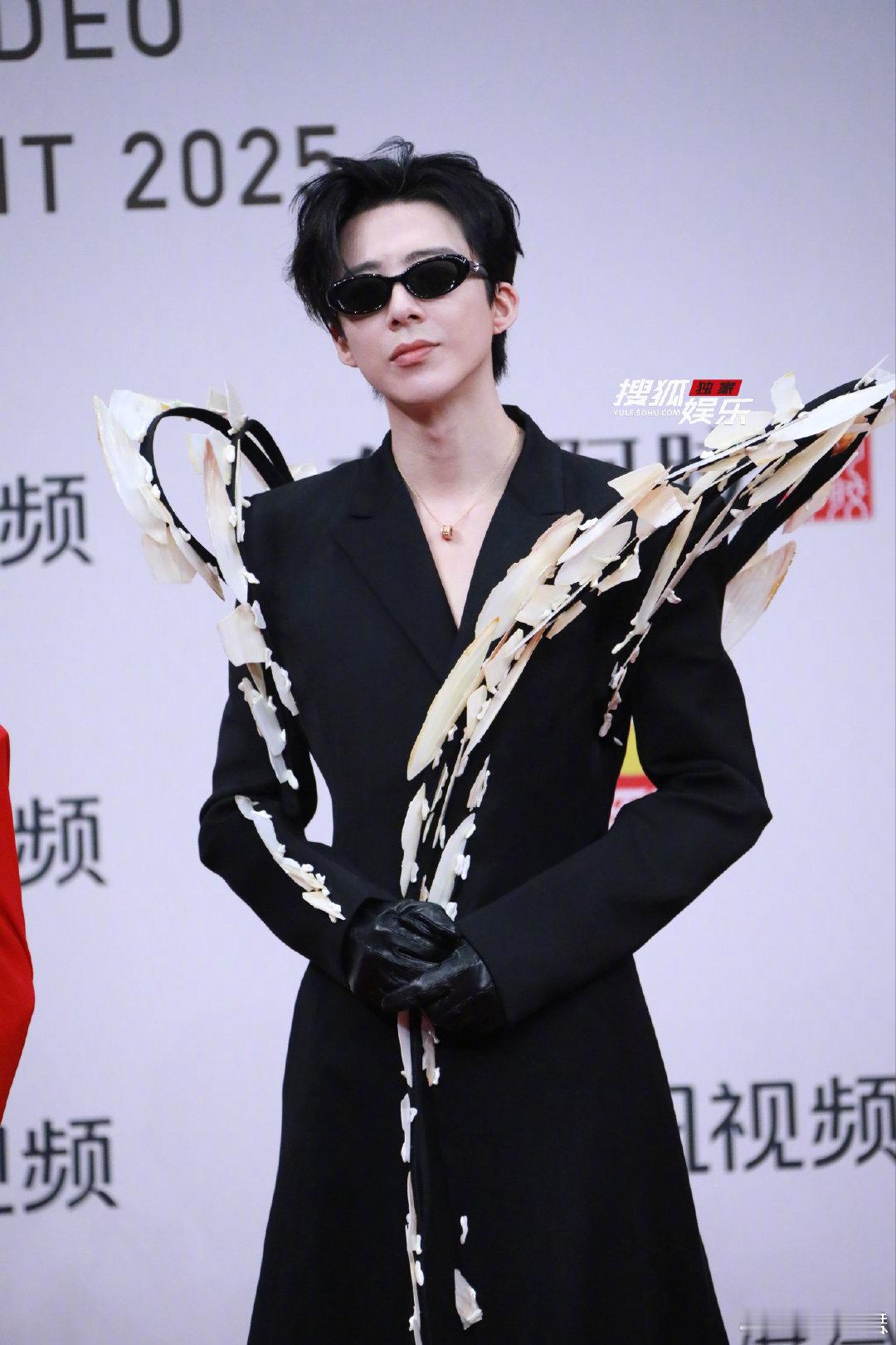 刘宇宁得亏是大长腿刘宇宁影视综音乐都开花刘宇宁这忙的得亏是大长腿