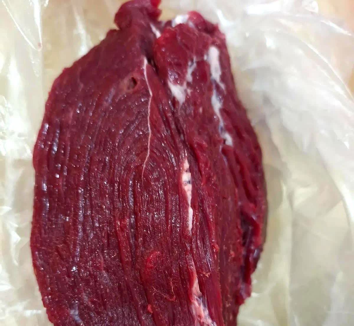 邻居自己喂的牛杀了，我去他家买了点儿牛肉。问价格时他挺干脆：“市场价35