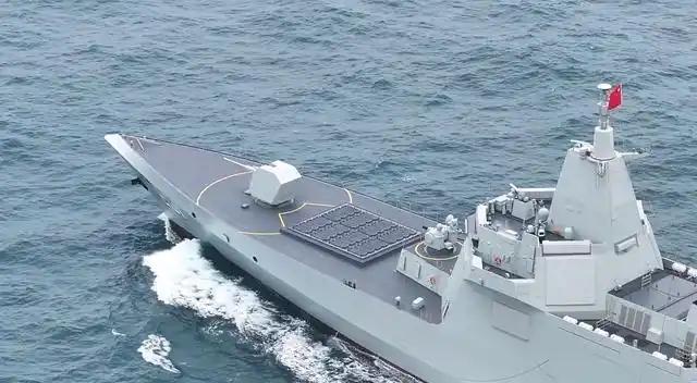 最新批次055一镜到底！究竟有什么不同？主炮没梯子烟囱加了套？最新批次055居