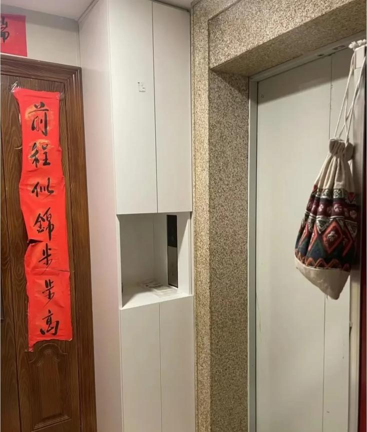 真是活久见领居在她家门口装了个顶天立地的鞋柜。我该怎么办？是找物业还是找