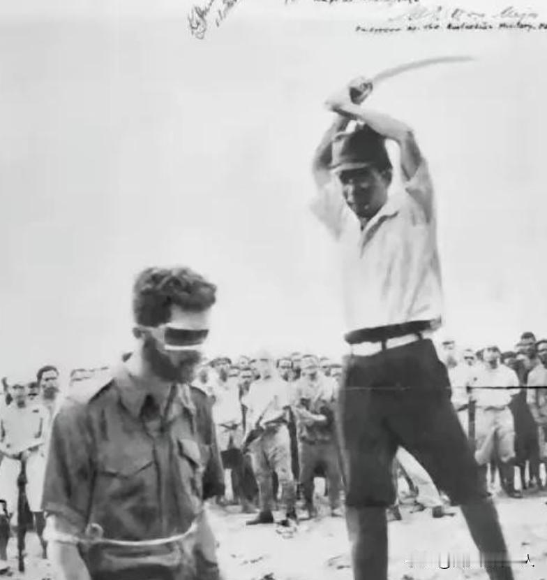 1944年，美军在日军尸体上发现了日军挥刀斩首澳大利亚陆军中士伦纳德的照片。照片