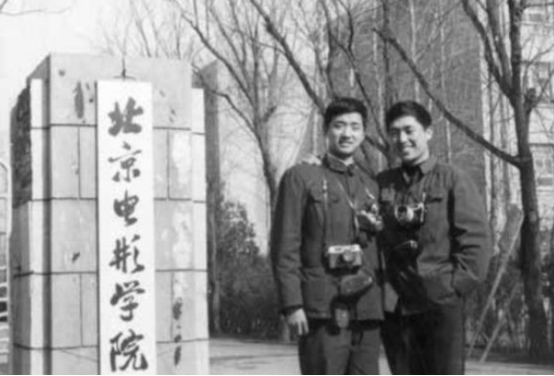 导演张艺谋身价40亿，衣锦还乡回到陕西老家，找到修自行车的残疾弟弟，说道：“老弟