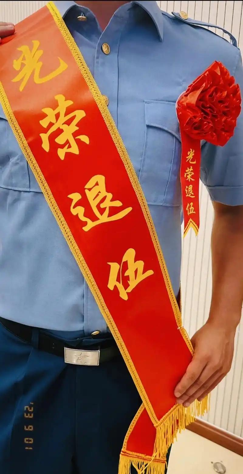 “退役”和“退伍”虽只差一字，却天差地别。退伍的义务兵，两年期满，部队叠好被子，
