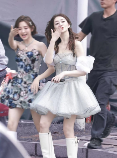 李小冉唱得好不好我不评价但是，李小冉的老公肯定后悔让她参加节目了李小冉在