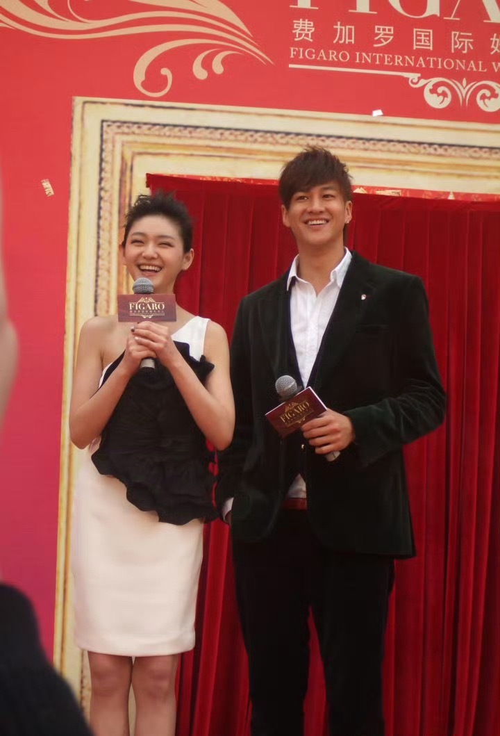 何润东和大S的婚纱站台合照，感觉他俩也挺配的，大s如果和他在一起会很幸福吧