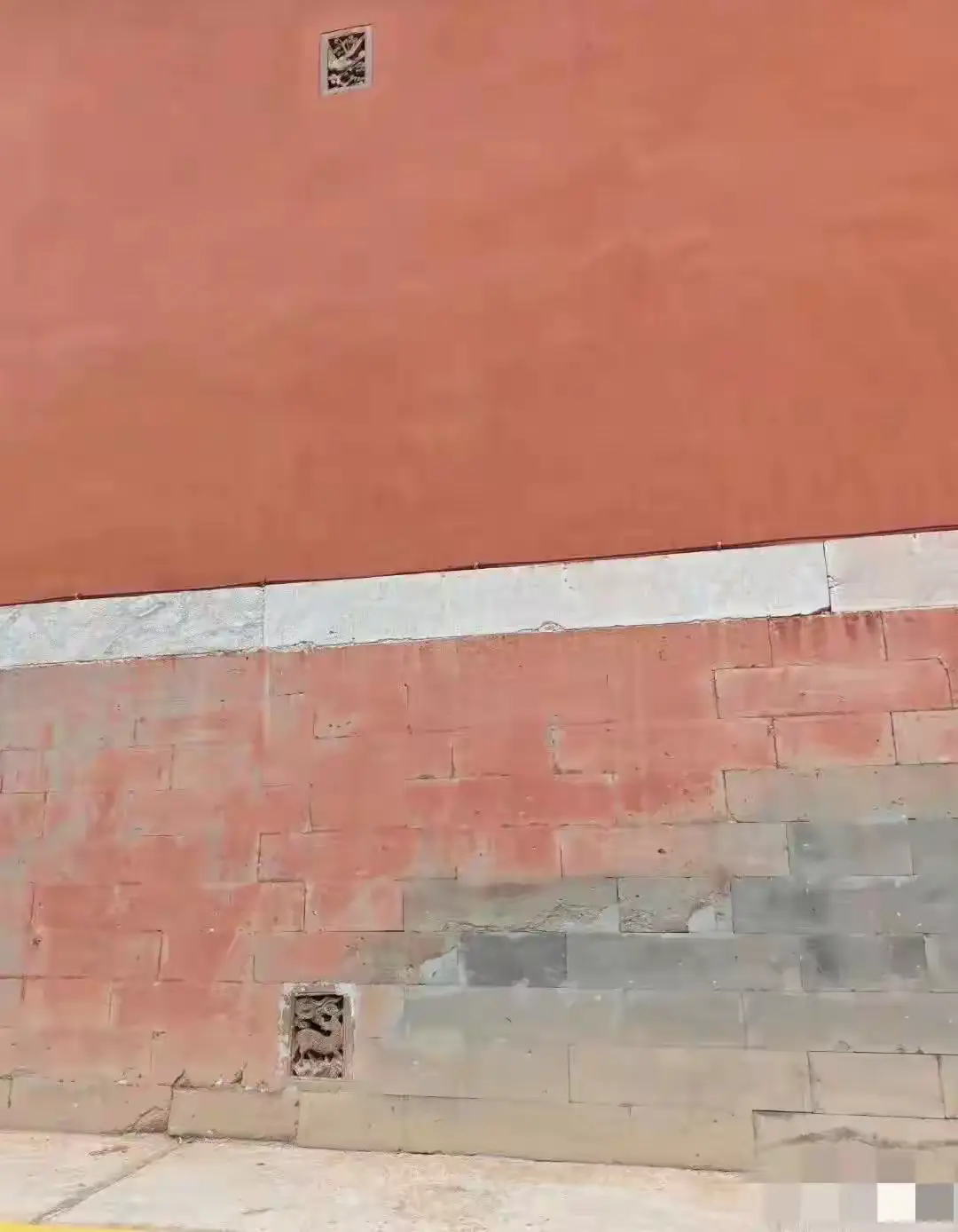 墙上的两个孔是干啥用的？有懂建筑的吗？