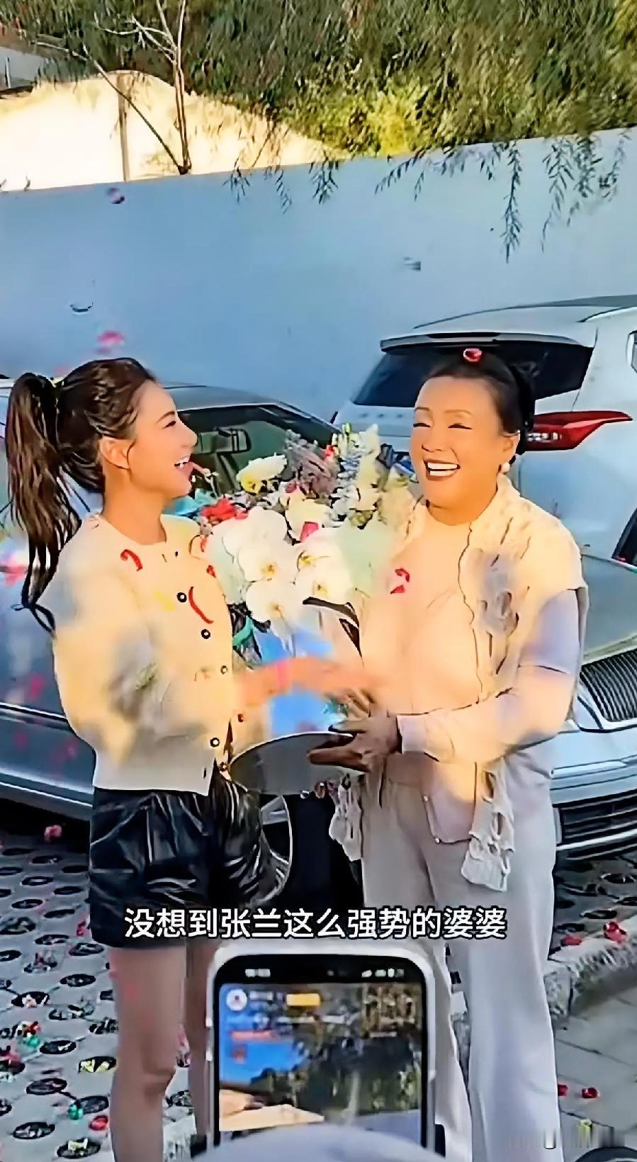 马筱梅一个动作哄得张兰眉开眼笑，这个儿媳妇这么会讨婆婆喜欢！张兰对媳妇和小孙