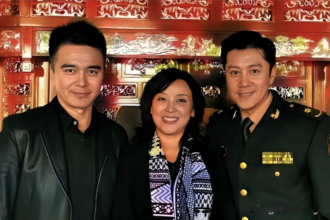 许亚军官方身高176厘米，蔡国庆官方身高178厘米，看这张照片，许亚军要比蔡国庆